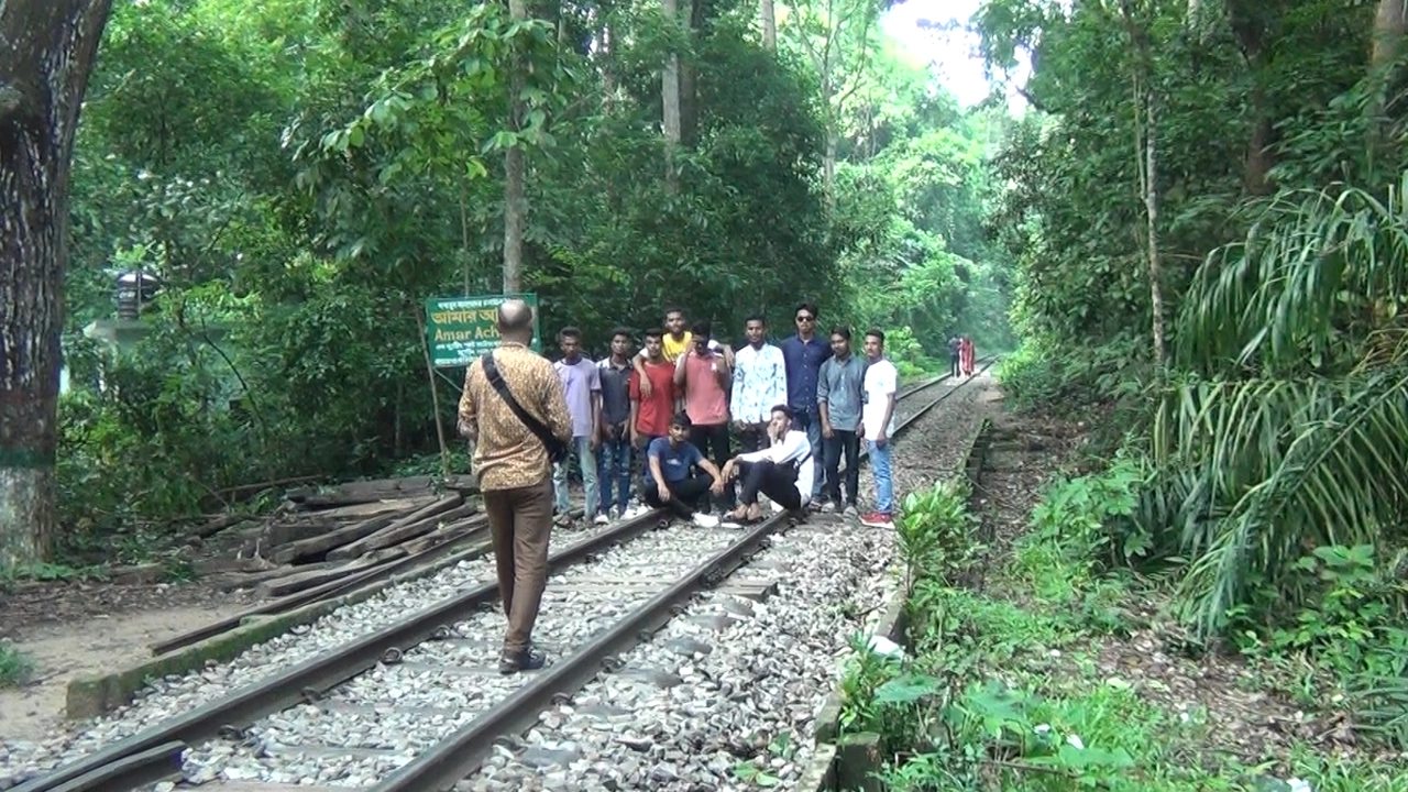 লাউয়াছড়া জাতীয় উদ্যানের ভিতরে রেললাইনে বসে ক্যামেরাবন্দি হচ্ছেন পর্যটকরা। ছবি : কালবেলা