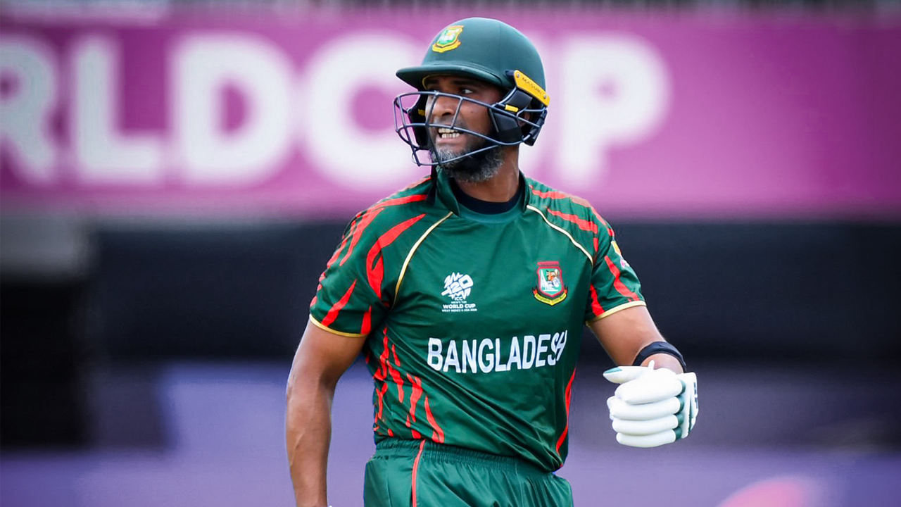 রান আউটের হতাশা নিয়ে সাজঘরে ফিরছেন মাহমুদউল্লাহ। ছবি : সংগৃহীত