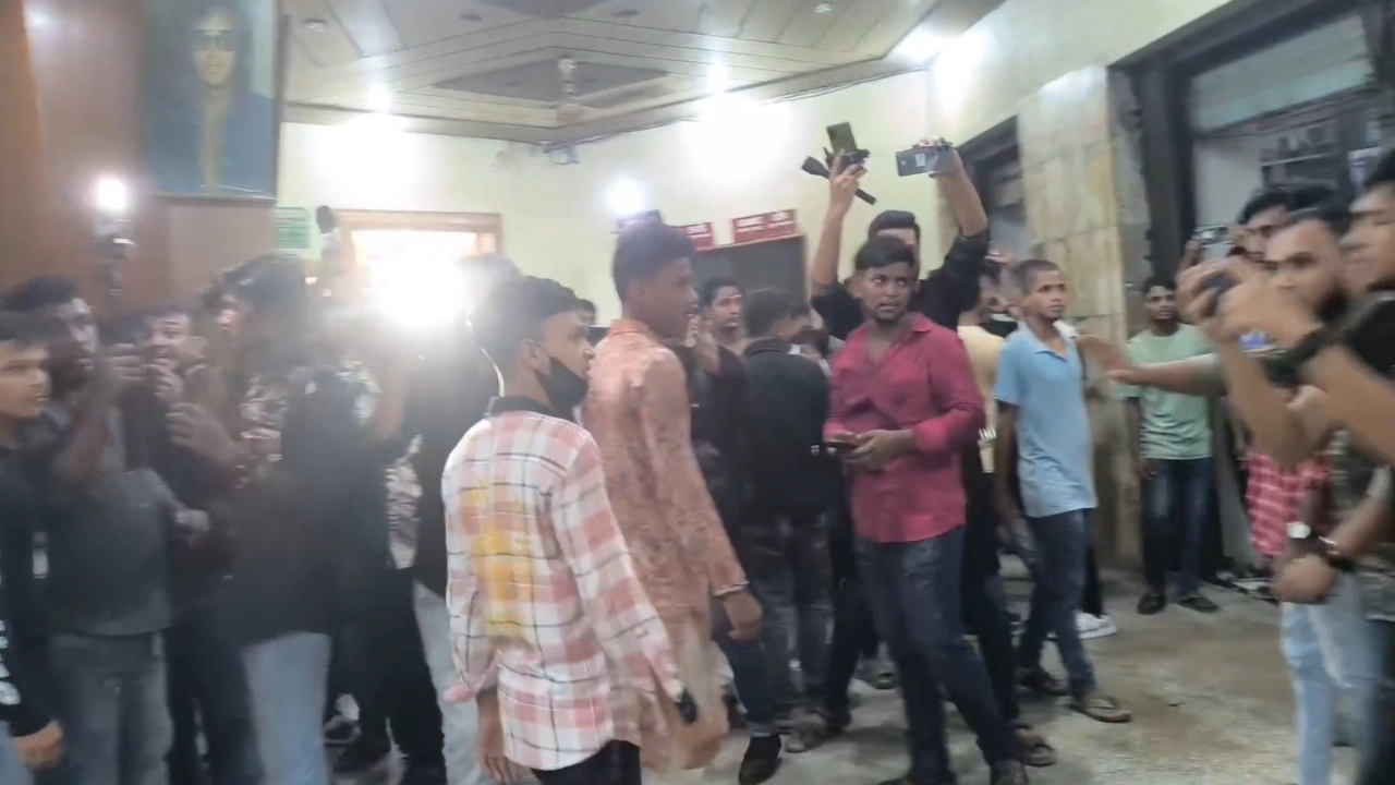 মধুমিতা সিনেমা হলে ভাঙচুর। ছবি : সংগৃহীত