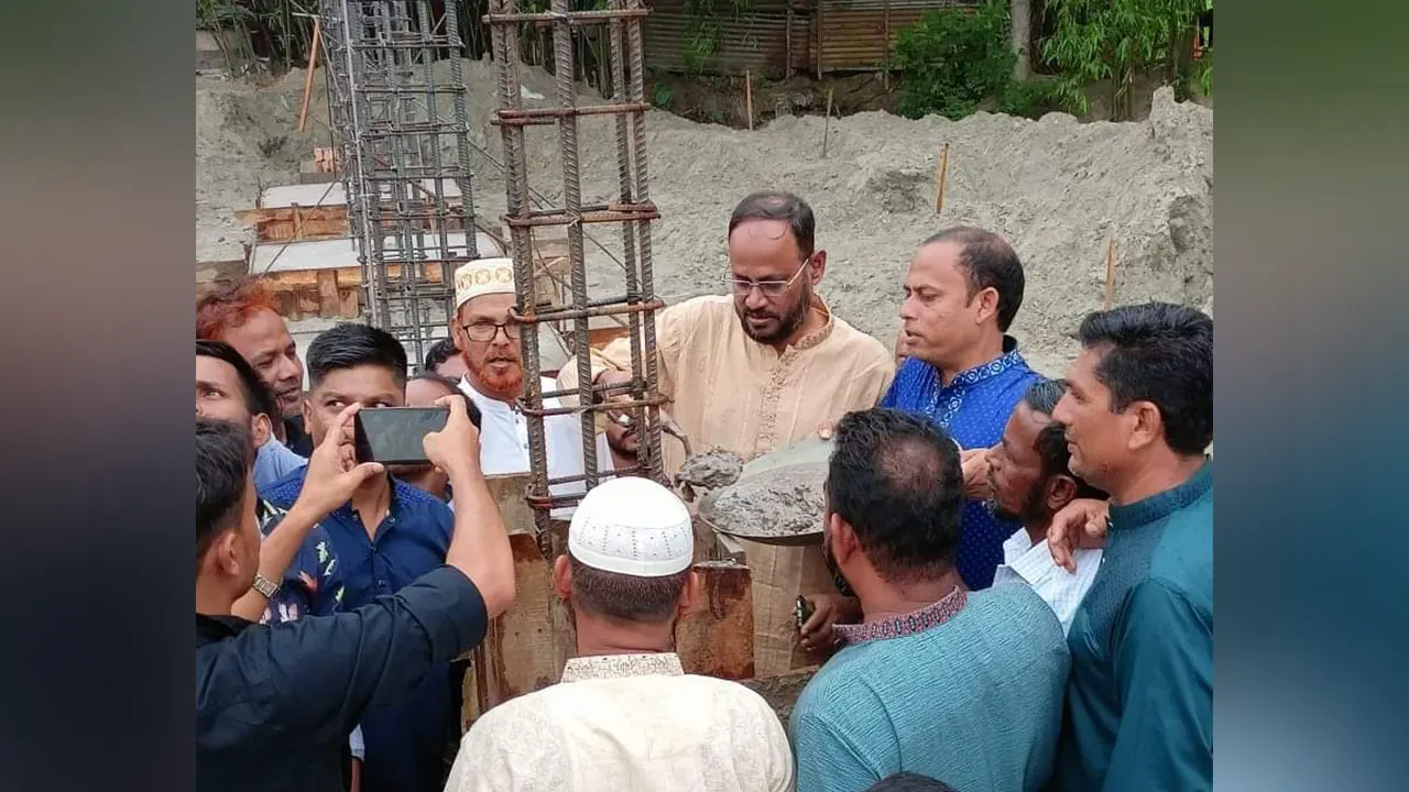 মসজিদের ভিত্তিপ্রস্তর স্থাপন করেন সুলতান সালাউদ্দিন টুকু। ছবি : কালবেলা