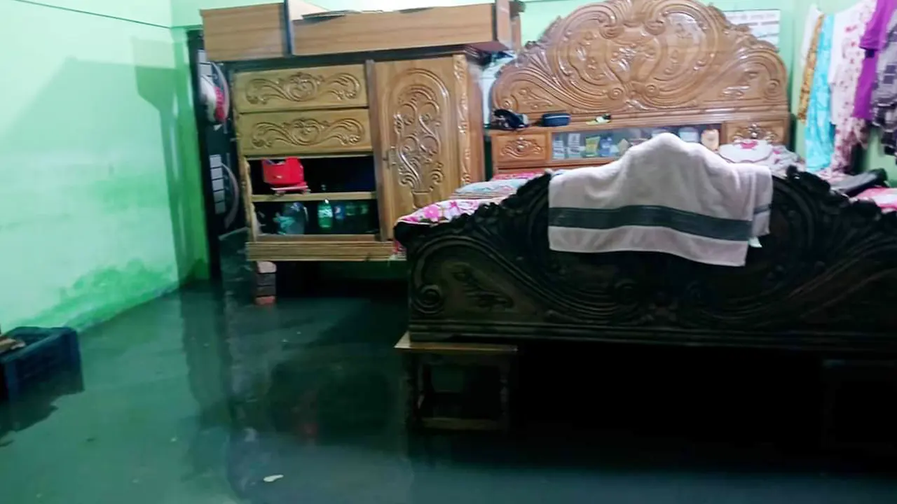 সিলেটে ঘরের ভেতরে বন্যার পানি। ছবি : কালবেলা