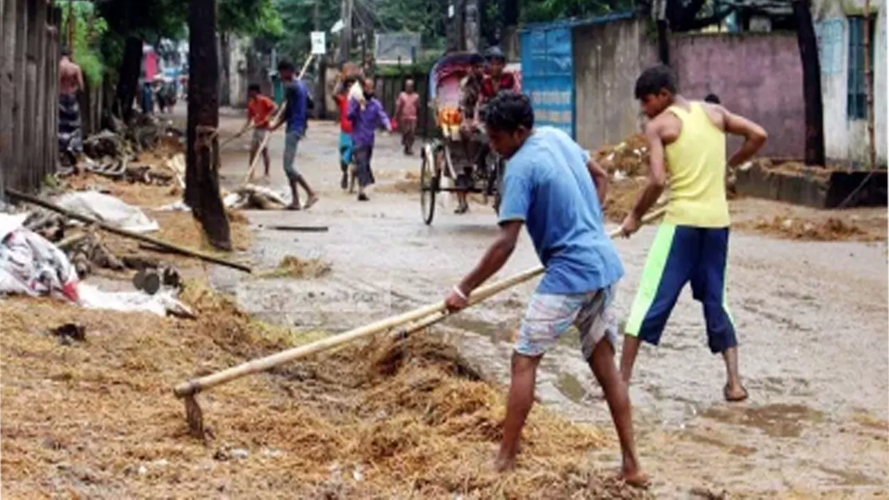 কোরবানির বর্জ্য অপসারণের কাজ চলছে। ছবি : সংগৃহীত