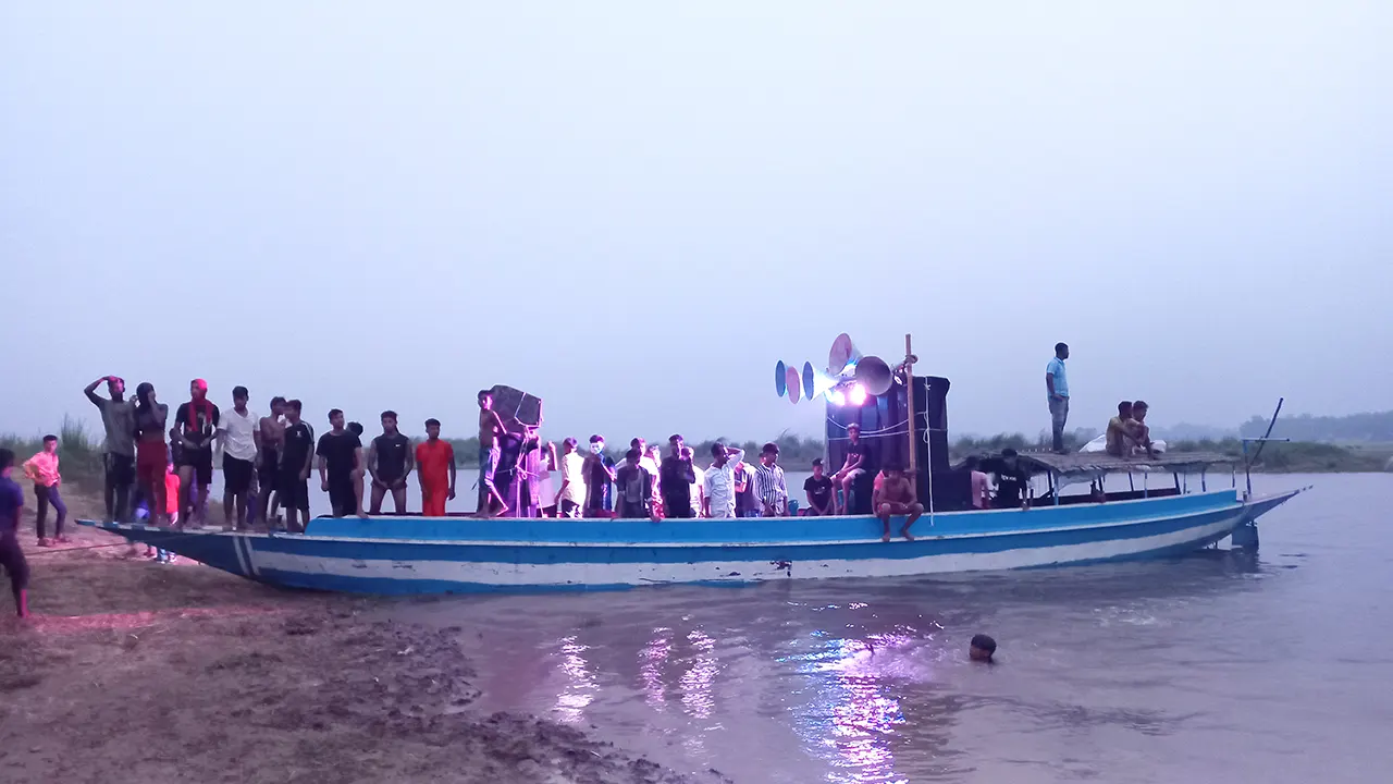 চলনবিলে ট্রলারে করে প্রাকৃতিক সৌন্দর্য উপভোগ করছেন ভ্রমণ পিপাসুরা। ছবি : কালবেলা