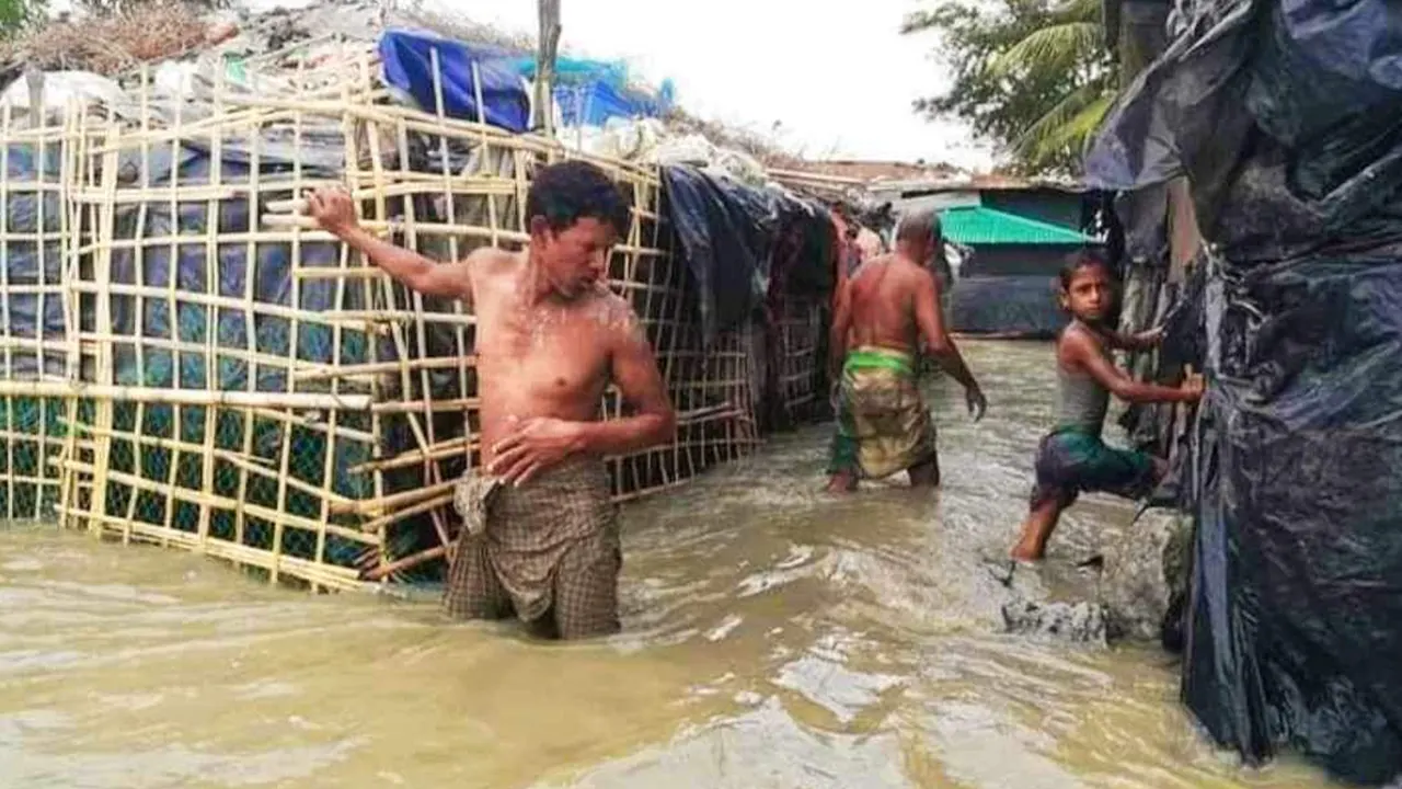 টেকনাফে অতি ভারি বৃষ্টির কারণে ঘরবাড়িতে পানি। ছবি : কালবেলা