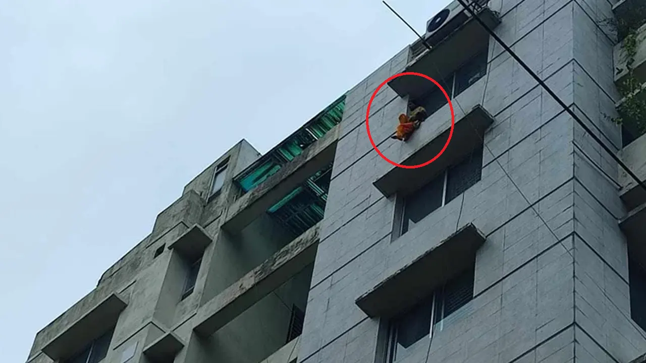 রাজধানীর বসুন্ধরা আবাসিক এলাকার একটি ভবনের কার্নিশ আটকে পড়া কিশোরীকে উদ্ধার করেছে ফায়ার সার্ভিস। ছবি : সংগৃহীত