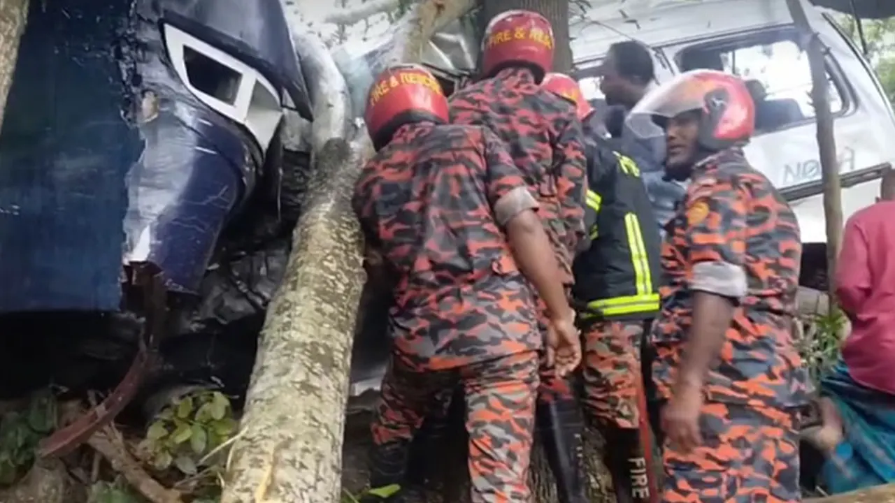 সড়ক দুর্ঘটনাকবলিত বাস উদ্ধার কাজ করছেন ফায়ার সার্ভিস কর্মীরা। ছবি : কালবেলা