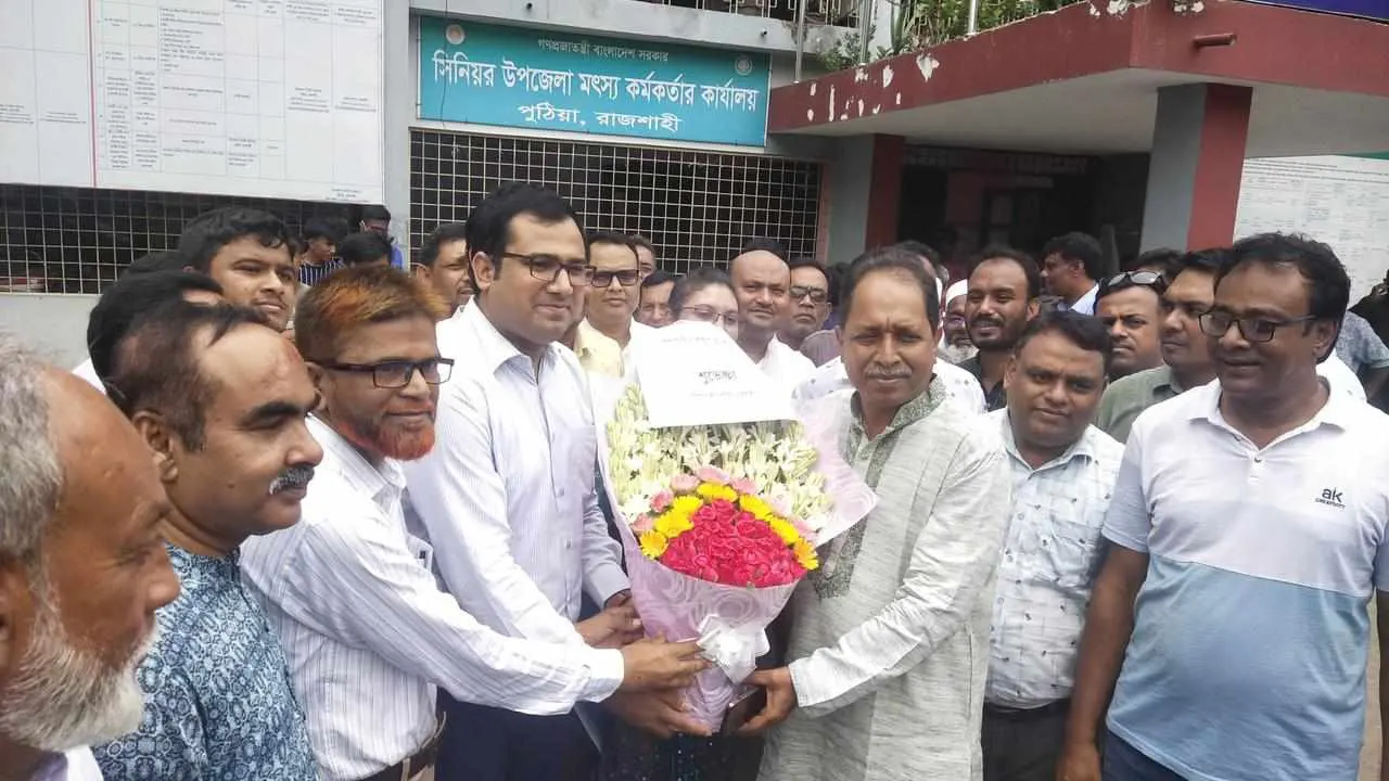 স্থানীয় সরকার, পল্লী উন্নয়ন ও সমবায় মন্ত্রণালয়ের পল্লী উন্নয়ন ও সমবায় বিভাগের প্রতিমন্ত্রী মো. আব্দুল ওয়াদুদ দারা ফুলেল শুভেচ্ছা জানান স্থানীয় নেতৃবৃন্দ। ছবি : কালবেলা