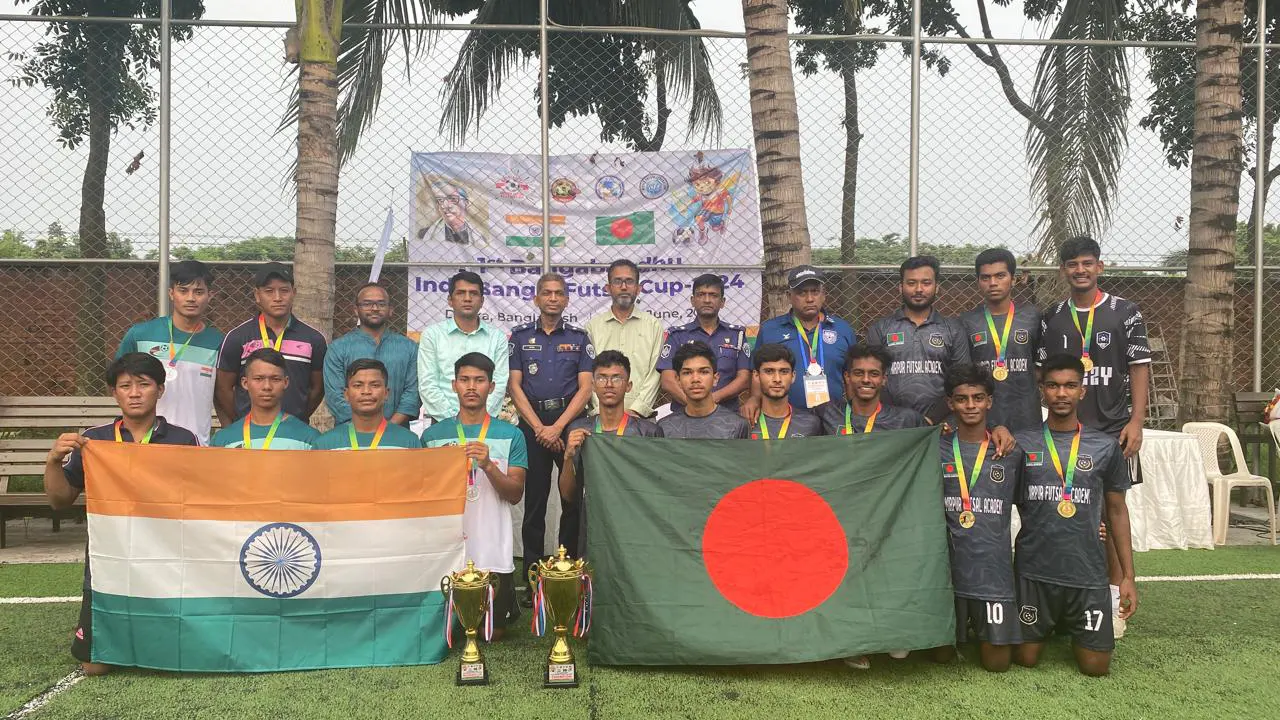 বাংলাদেশ সকার ফুটসাল এসোসিয়েশনের জাতীয় দল ও ভারতের পক্ষে অল মেঘালয় ফুটসাল সকার এসোসিয়েশন দল। ছবি : কালবেলা