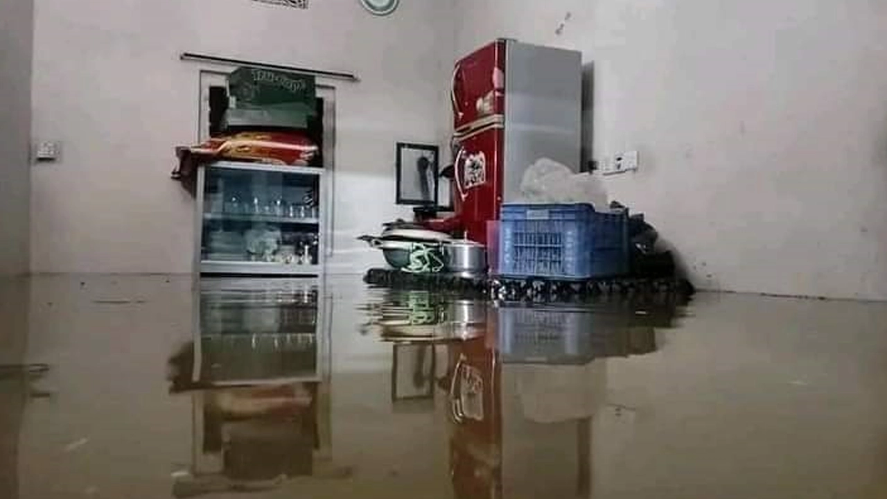 টেকনাফে ভারি বৃষ্টিতে পানিবন্দি হয়ে পড়েছে প্রায় আট হাজার পরিবার। ছবি : কালবেলা