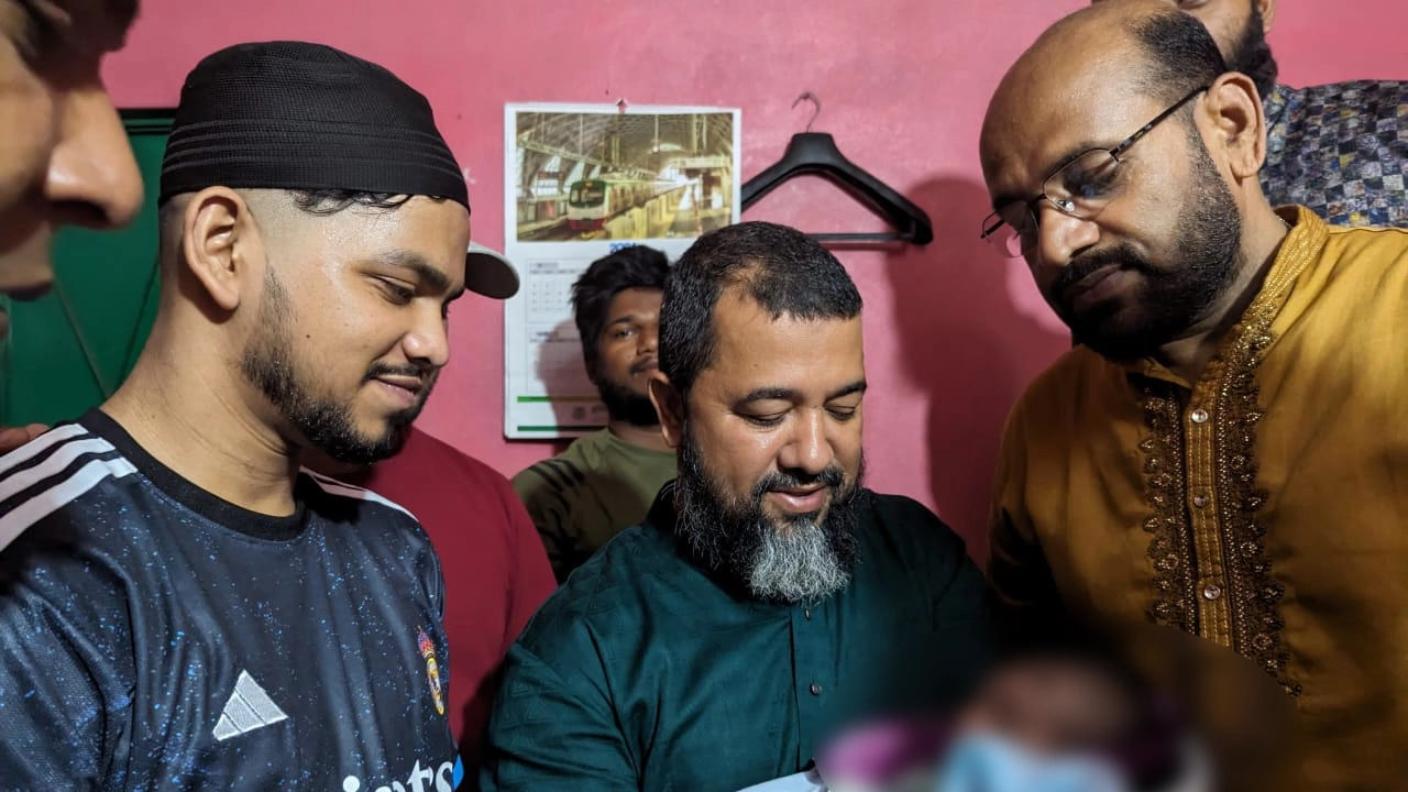 নবজাতক শিশুকে কোলে তুলে আদর করছেন পররাষ্ট্রমন্ত্রীর ব্যক্তিগত কর্মকর্তা এমরুল করিম রাশেদ। ছবি : কালবেলা