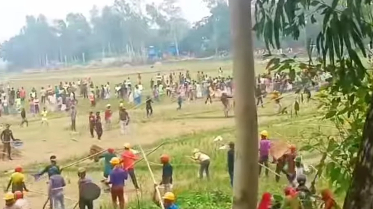 চর বর্নিয়া উত্তরপাড়ার আখের সেখ ও দক্ষিণপাড়ার সায়েম গ্রুপের মধ্যে সংঘর্ষ চলছে। ছবি : কালবেলা