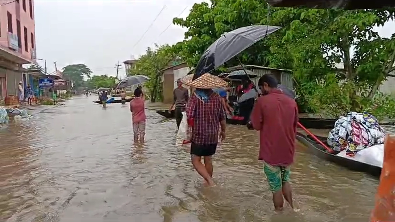 বন্যার পানিতে তলিয়ে গেছে আসামের পথঘাট। ছবি : এএনআই