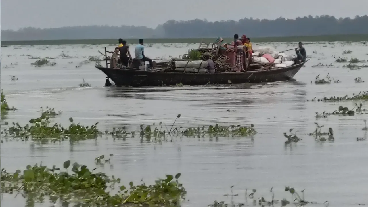 আশ্রয় কেন্দ্রে ছুটছে পানিবন্দি পরিবার। ছবি : কালবেলা