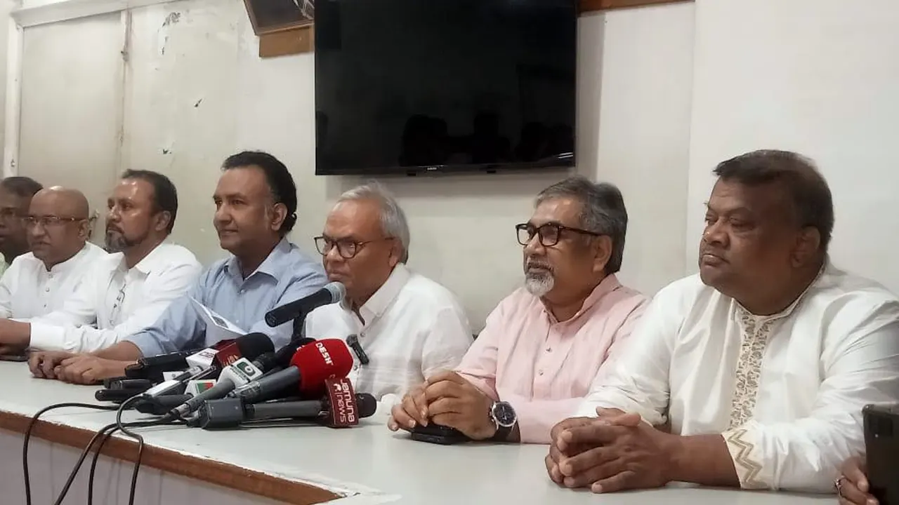 সংবাদ সম্মেলনে বিএনপির সিনিয়র যুগ্ম মহাসচিব রুহুল কবির রিজভী। ছবি : কালবেলা