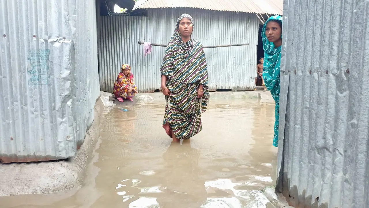 লালমনিরহাটে তিস্তার পানি বাড়িতে প্রবেশ করে। ছবি : কালবেলা