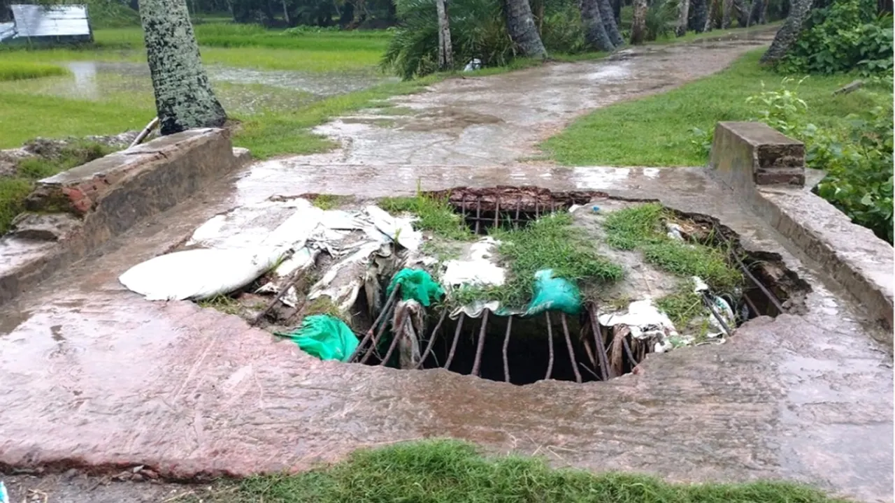 রাস্তায় কালভার্টের মাঝখানে ভাঙা অংশ। ছবি : কালবেলা