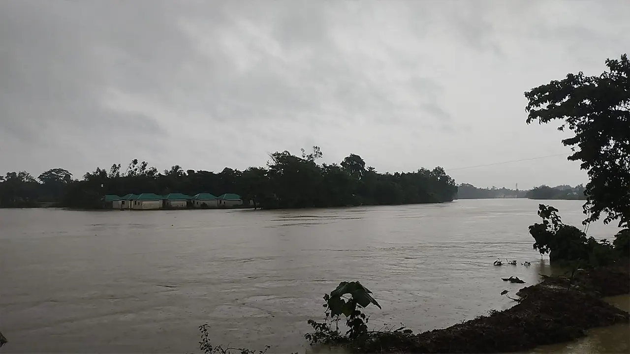 মৌলভীবাজারে বন্যার পানিতে ভেসে গিয়ে দুই শিশুর মৃত হয়েছে। ছবি : কালবেলা