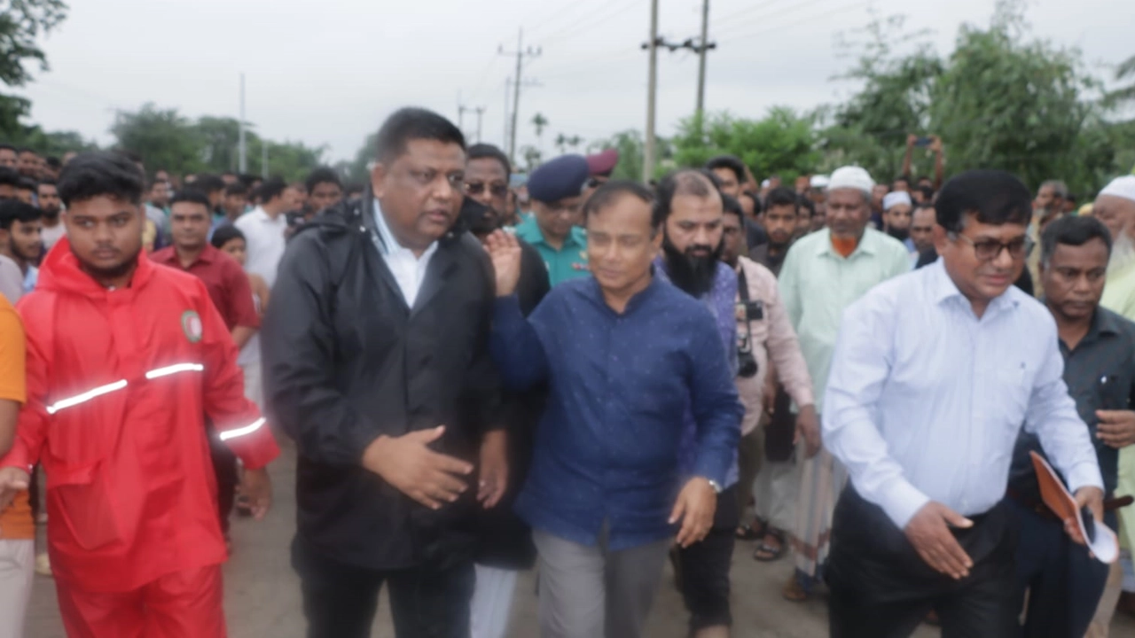 সিলেটের টুকেরবাজার এলাকার শাদীখাল পরিদর্শনে পানিসম্পদ প্রতিমন্ত্রী জাহিদ ফারুক। ছবি : কালবেলা
