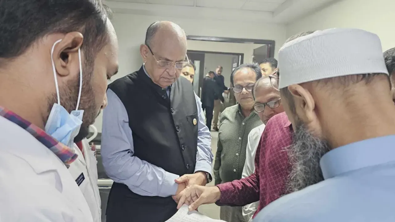 ল্যাবএইড হাসপাতালে স্বাস্থ্য অধিদপ্তদের টিম। ছবি : সংগৃহীত