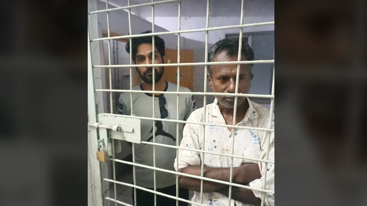 বিএসএমএমইউে ডক্টরস হল থেকে আটক দুই আসামি। ছবি : জনি রায়হান