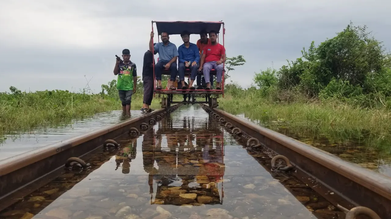 বন্যায় মৌলভীবাজারের কুলাউড়ায় রেলপথে পানি উঠে যায়। ছবি : কালবেলা
