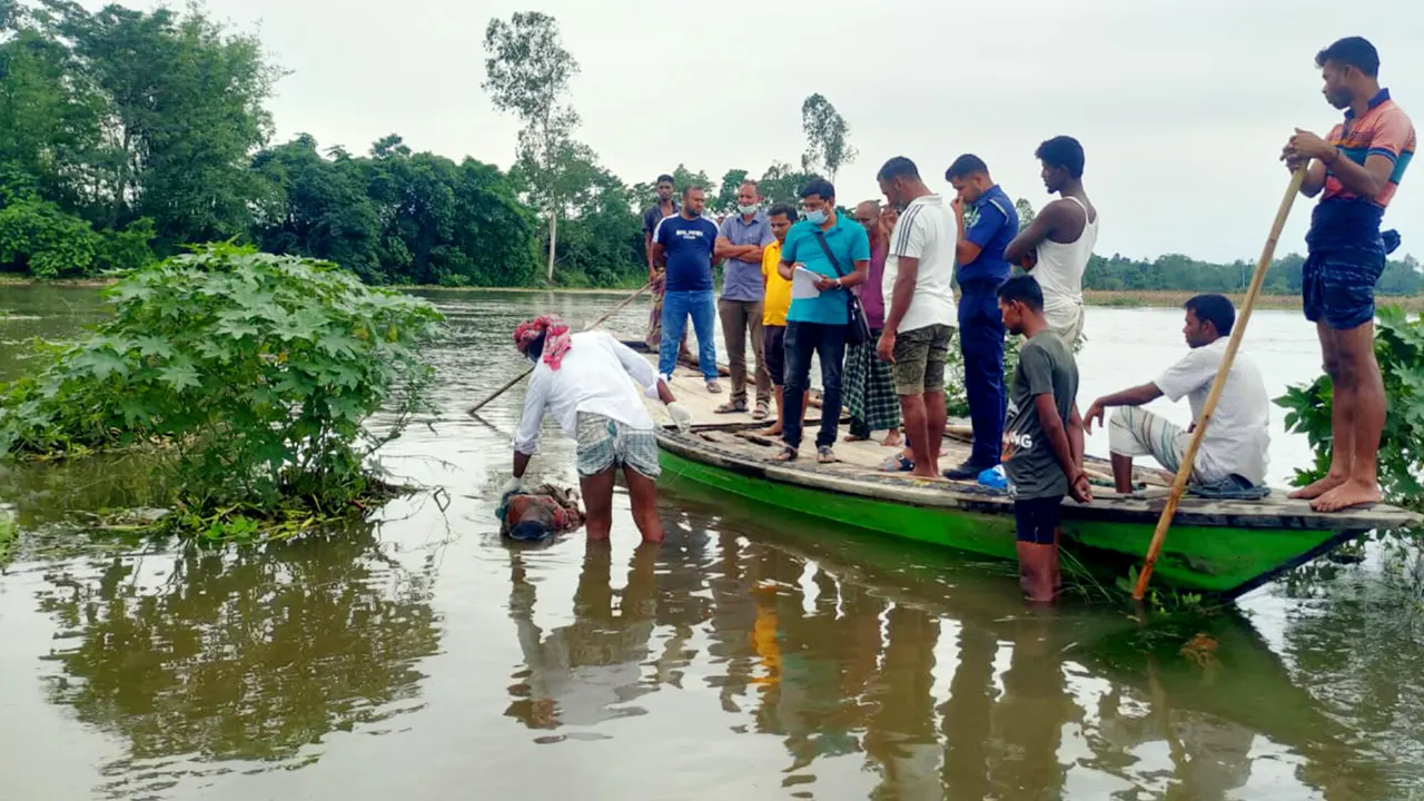 দেবীগঞ্জে করতোয়া নদী থেকে অজ্ঞাত নারীর মরদেহ উদ্ধার করছে পুলিশ। ছবি : কালবেলা 