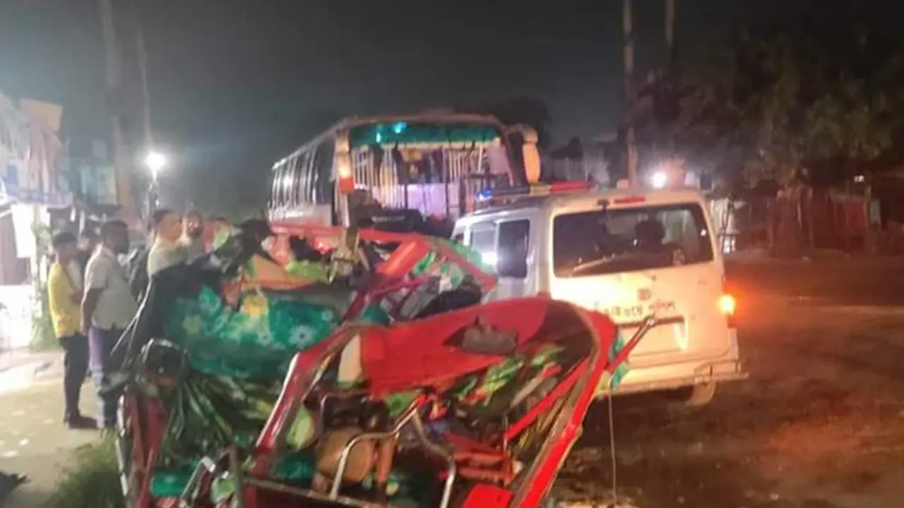 দুর্ঘটনায় কবলিত ইজিবাইক। ছবি : কালবেলা