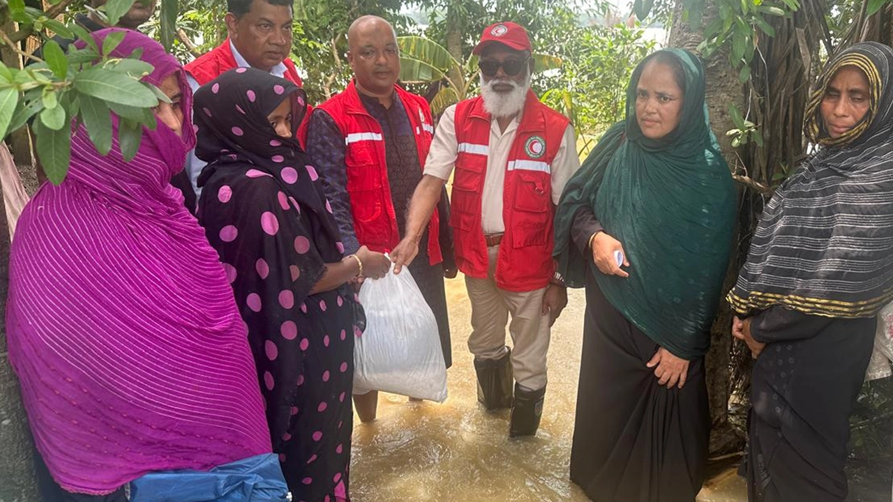 সিলেটে বন্যাকবলিত এলাকা পরিদর্শন করেছেন বাংলাদেশ রেড ক্রিসেন্ট সোসাইটির চেয়ারম্যান অধ্যাপক ডা. এম. ইউ. কবীর চৌধুরী। ছবি : কালবেলা