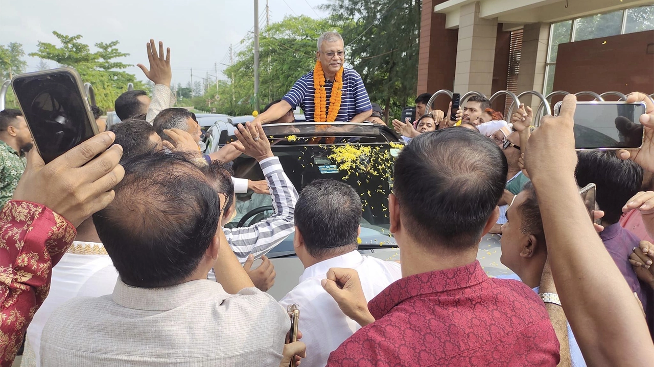 কারাফটকে যুবদলের সাবেক সভাপতি সাইফুল আলম নিরবকে ফুল দিয়ে বরণ করে নেন নেতাকর্মীরা। ছবি : কালবেলা