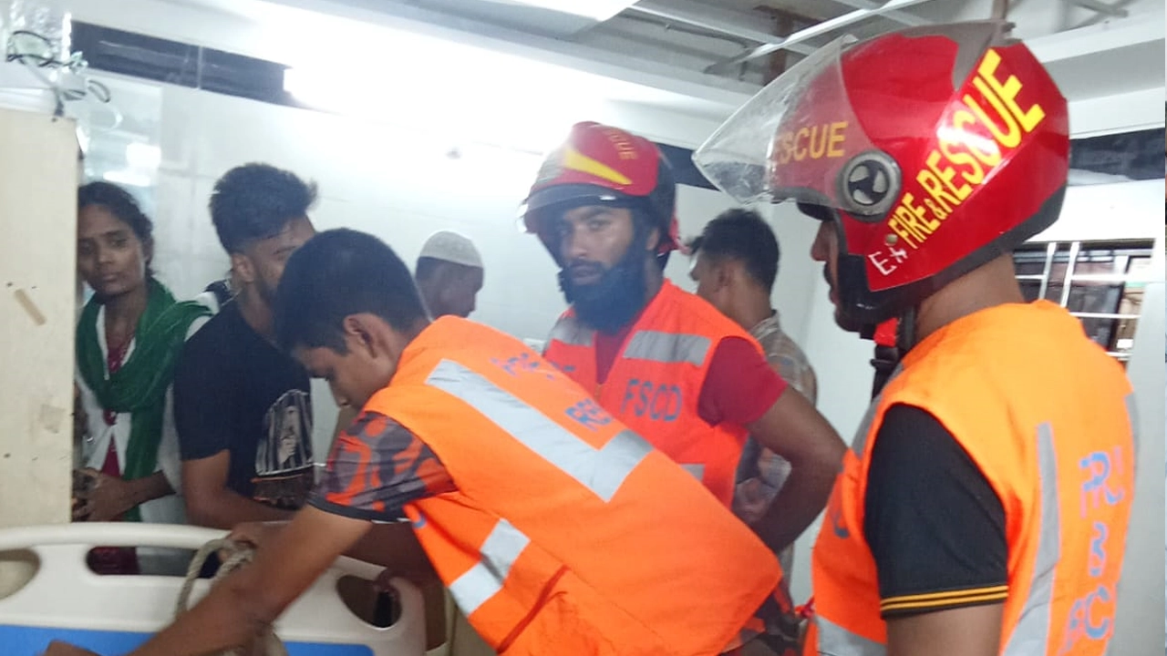 আহত পর্যটককে উদ্ধার করে হাসপাতালে নেন মিরসরাই ফায়ার সার্ভিসের কর্মীরা। ছবি : কালবেলা