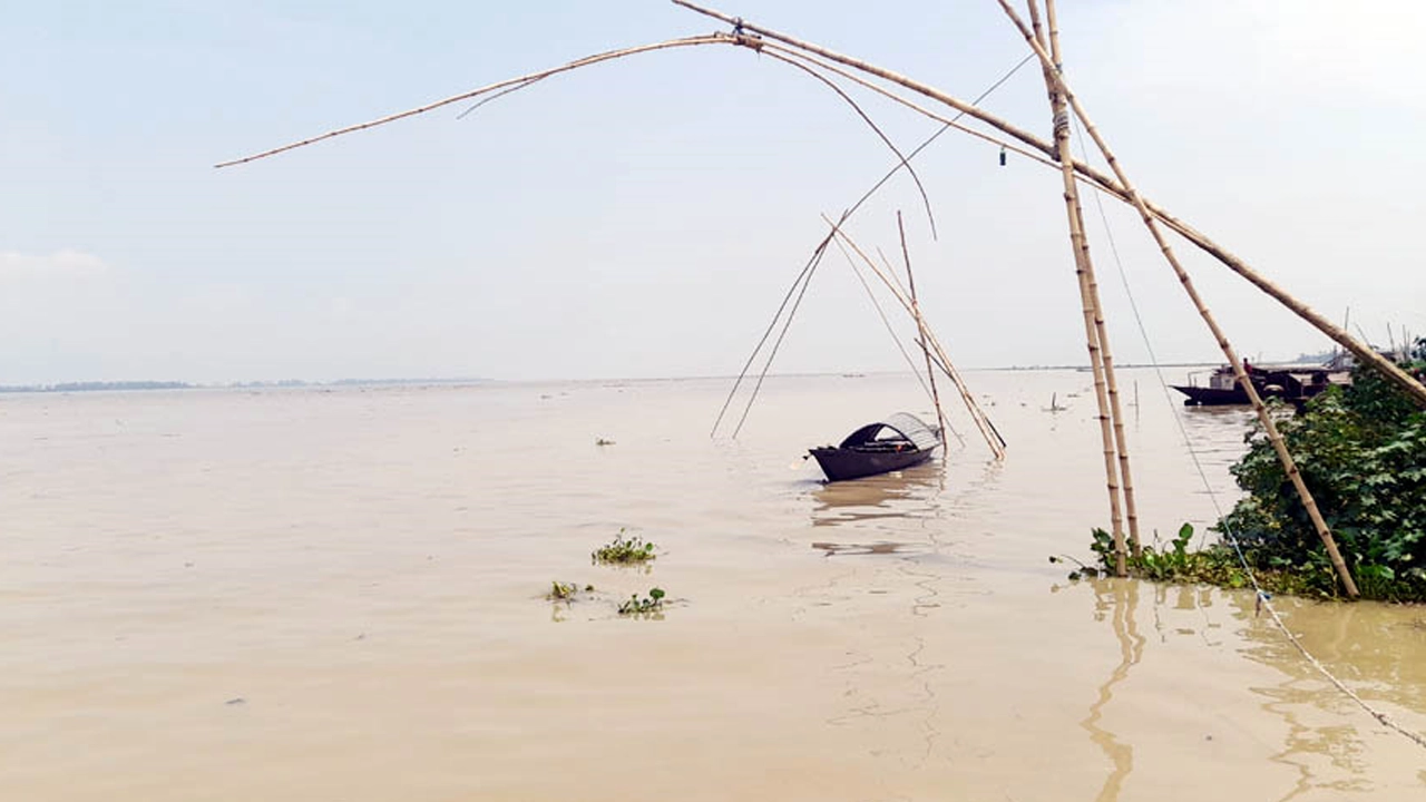 উজানের ঢলে ব্রহ্মপুত্র নদীর পানি বৃদ্ধিতে গাইবান্ধার নতুন নতুন এলাকা প্লাবিত। ছবি : কালবেলা