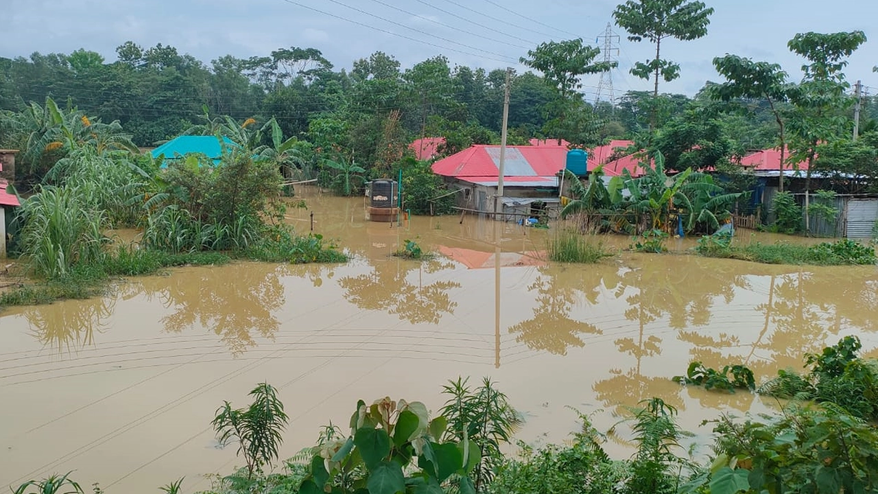 বন্যাকবলিত মৌলভীবাজার জেলার সাত উপজেলার তিন লক্ষাধিক মানুষ। ছবি : কালবেলা