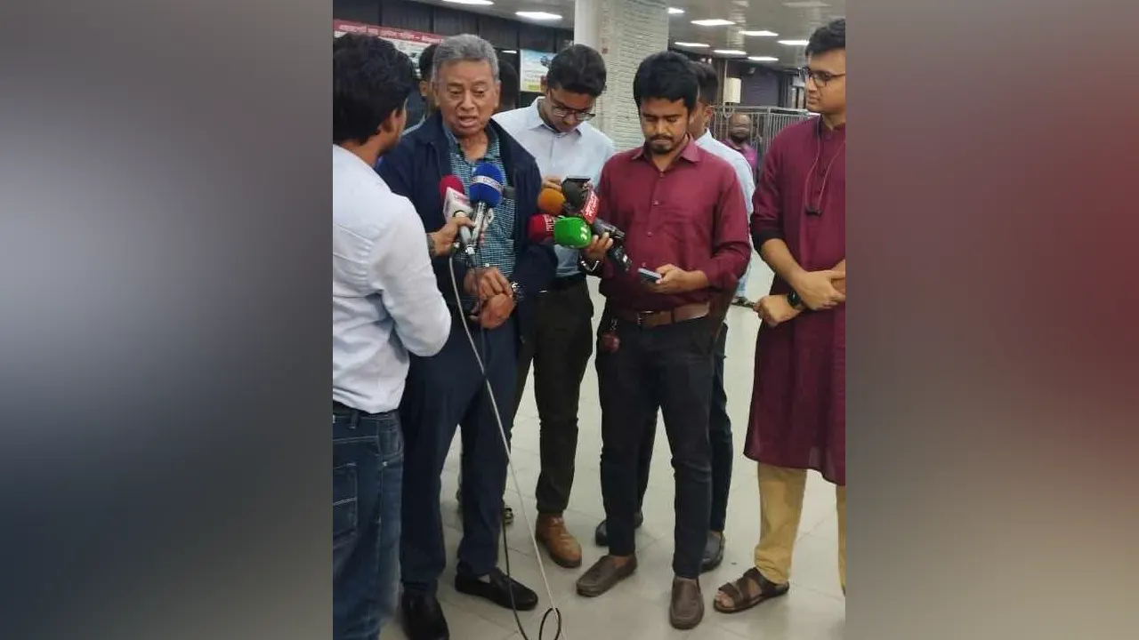 বিমানবন্দরে সাংবাদিকদের সঙ্গে কথা বলেন বিএনপির স্থায়ী কমিটির সদস্য আমীর খসরু মাহমুদ চৌধুরী। ছবি : কালবেলা