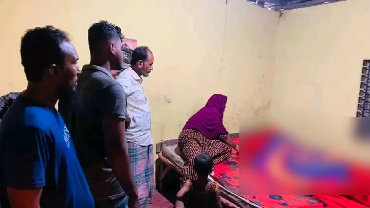 খাতিজা বেগমের মরদেহ দেখতে বাড়ির লোকজন। ছবি : কালবেলা