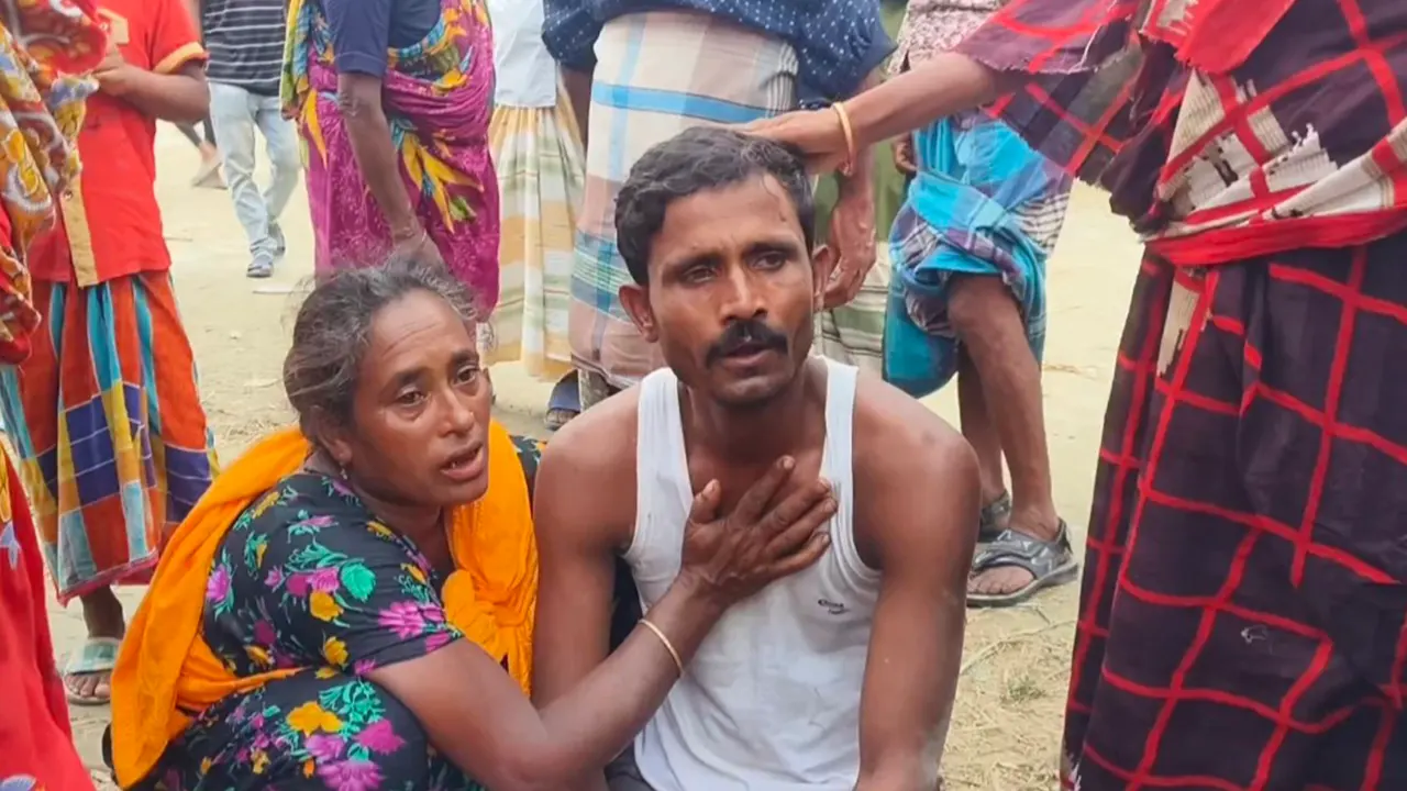 রাসেল ভাইপারের কামড়ে কৃষকের মৃত্যুতে স্বজনদের আহাজারি। ছবি : কালবেলা