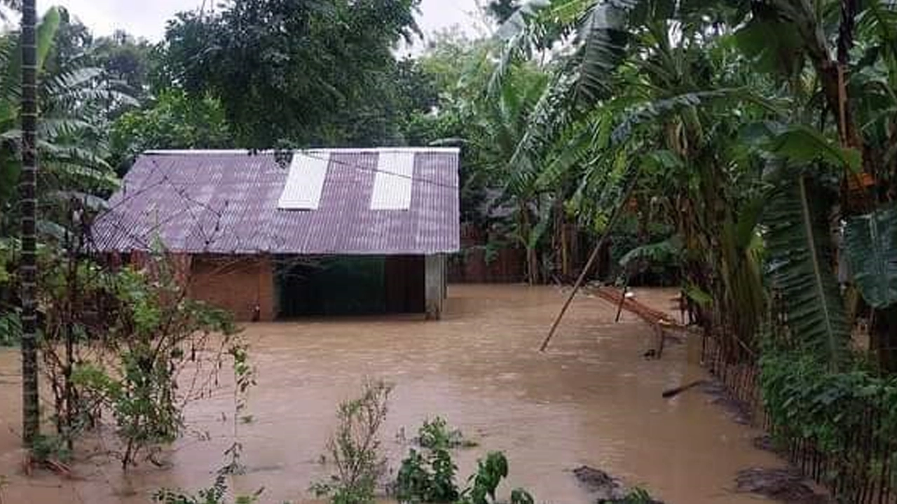 মৌলভীবাজারে বন্যা পরিস্থিতির কিছুটা উন্নতি হলেও এখনো পানিতে ডুবে আছে ঘরবাড়ি। ছবি : কালবেলা