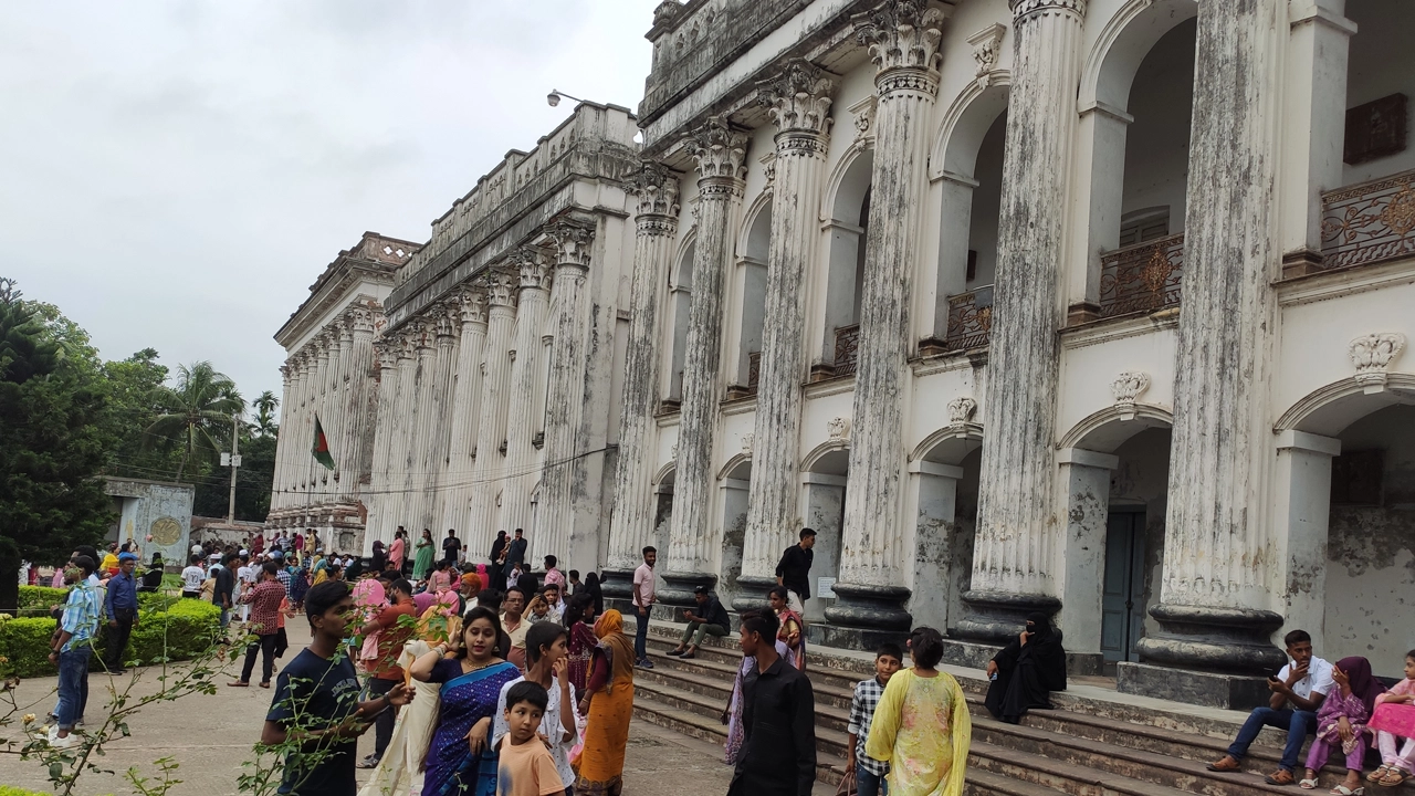 মানিকগঞ্জের সাটুরিয়ার বালিয়াটি জমিদার বাড়ি। ছবি : কালবেলা