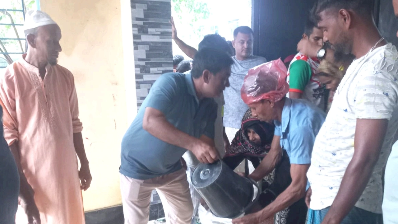 সংসদ সদস্য মোহাম্মদ জিল্লুর রহমানের বিশেষ তত্ত্বাবধানে বন্যার্তদের মাঝে জিআর খাদ্য ও ক্যাশ বরাদ্দ বিতরণ। ছবি : কালবেলা