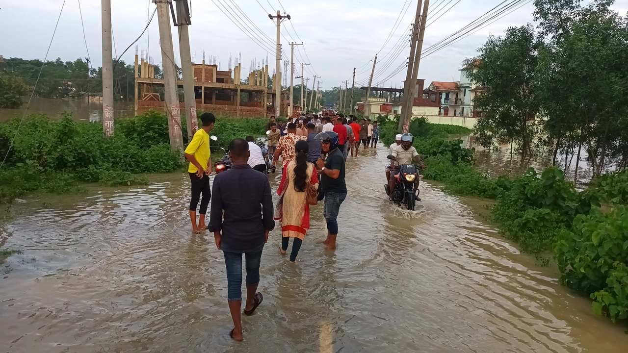 বন্যার পানিতে তলিয়ে মৌলভীবাজার-শমসেরনগর আঞ্চলিক মহাসড়কের যান চলাচল বন্ধ হয়ে পড়েছে। ছবি : কালবেলা