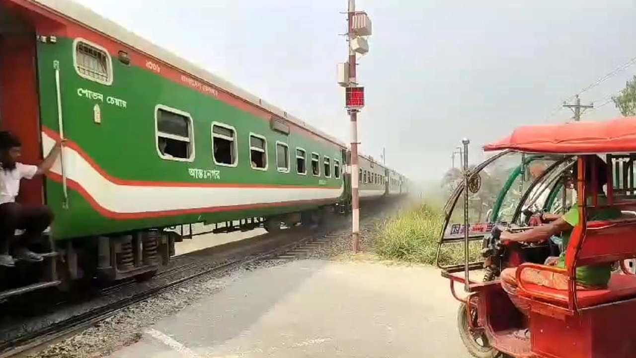 ট্রেন আসতেই অরক্ষিত রেলক্রসিংয়ে বেজে উঠছে অটো সিগনাল। ছবি : কালবেলা