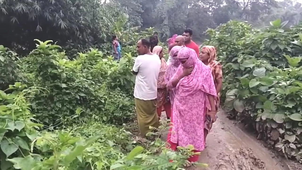 ফেনীতে বড় ভাইয়ের হাতে ছোট ভাই খুনের ঘটনায় ঘটনাস্থলে স্থানীয়দের ভিড়। ছবি : কালবেলা