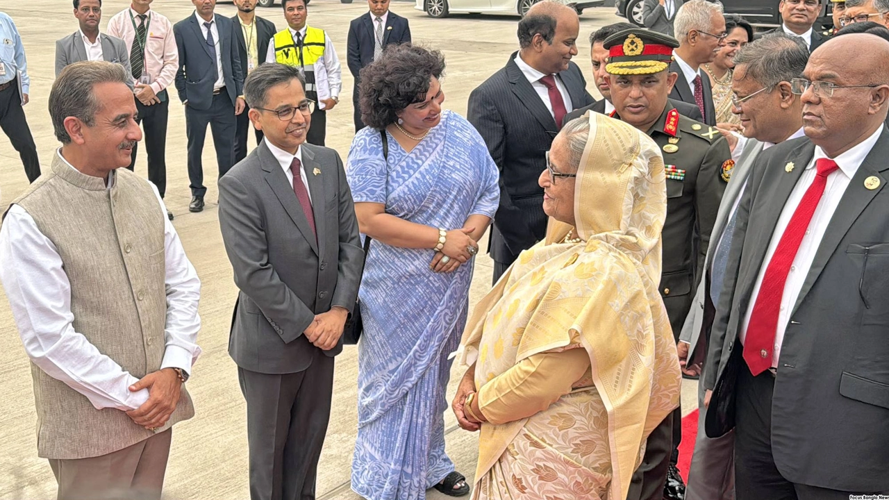 নয়াদিল্লির ভিভিআইপি বিমানবন্দর ত্যাগকালে ভারতের উচ্চ পর্যায়ের একটি প্রতিনিধিদল এবং ভারতে নিযুক্ত বাংলাদেশের হাইকমিশনার মোস্তাফিজুর রহমান প্রধানমন্ত্রী শেখ হাসিনাকে বিদায় জানান। ছবি : সংগৃহীত