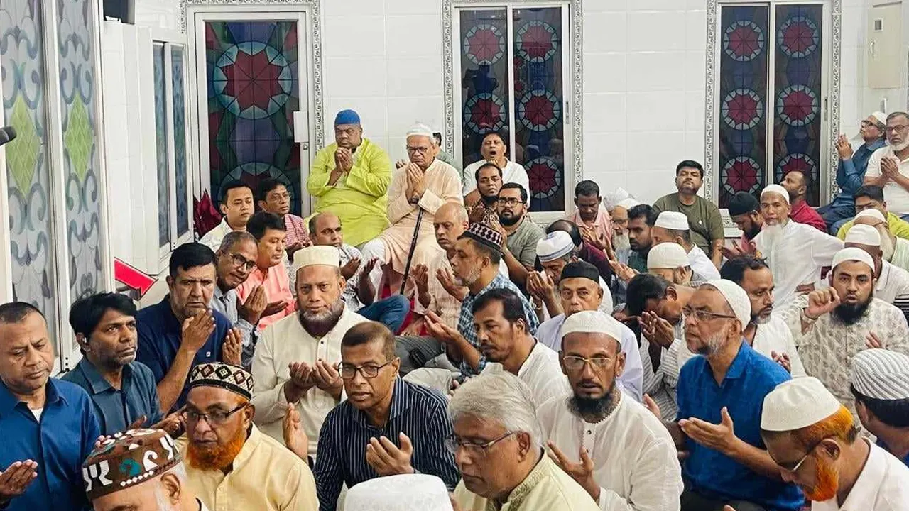 খালেদা জিয়ার রোগমুক্তি কামনায় মিলাদ ও দোয়ায় অংশ নেন বিএনপির নেতাকর্মীরা। ছবি : কালবেলা