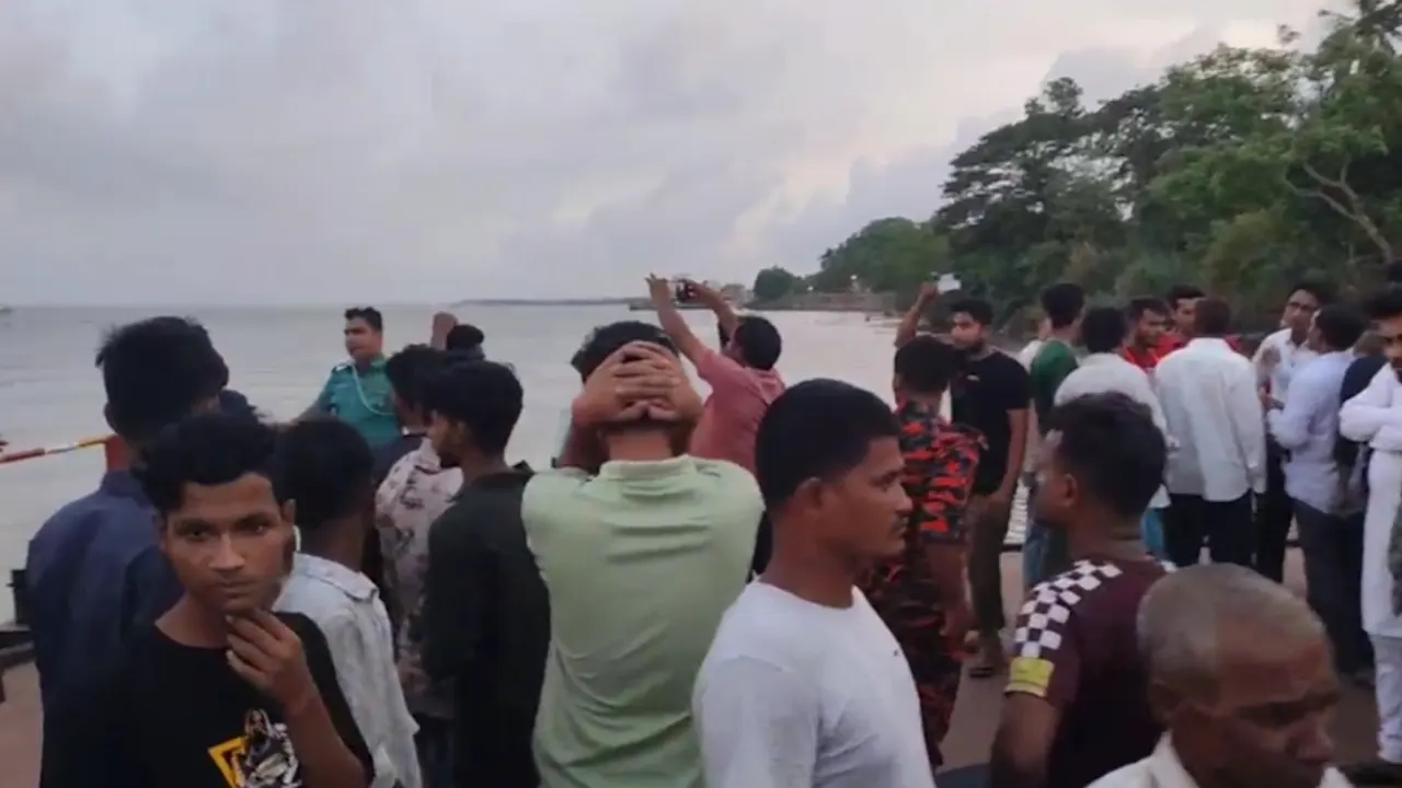 নৌকার যাত্রী নিখোঁজের ঘটনায় নদীর পাড়ে স্থানীয়দের ভিড়। ছবি : কালবেলা
