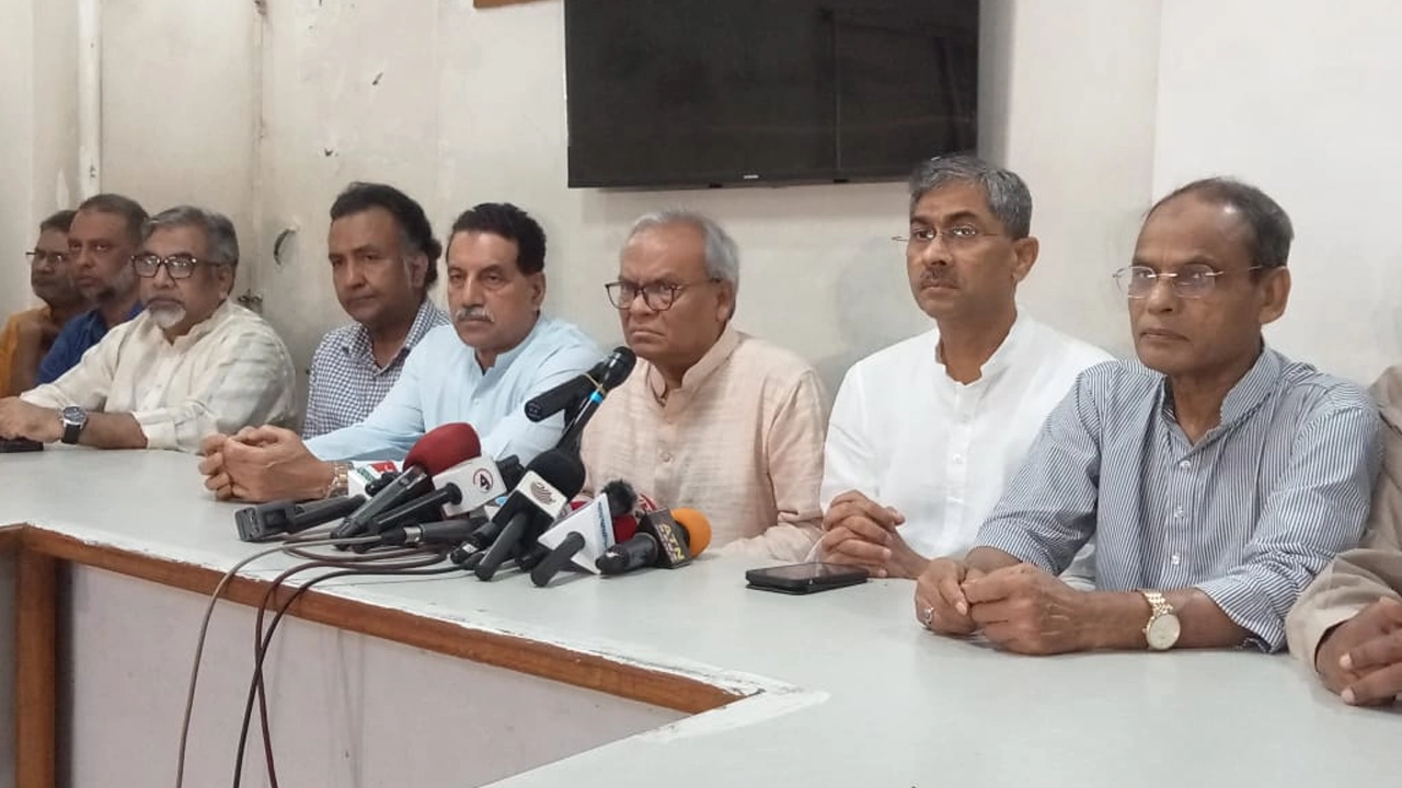 নয়াপল্টনে বিএনপির কেন্দ্রীয় কার্যালয়ে সংবাদ সম্মেলনে বক্তব্য দেন দলটির সিনিয়র যুগ্ম মহাসচিব রুহুল কবির রিজভী। ছবি : কালবেলা