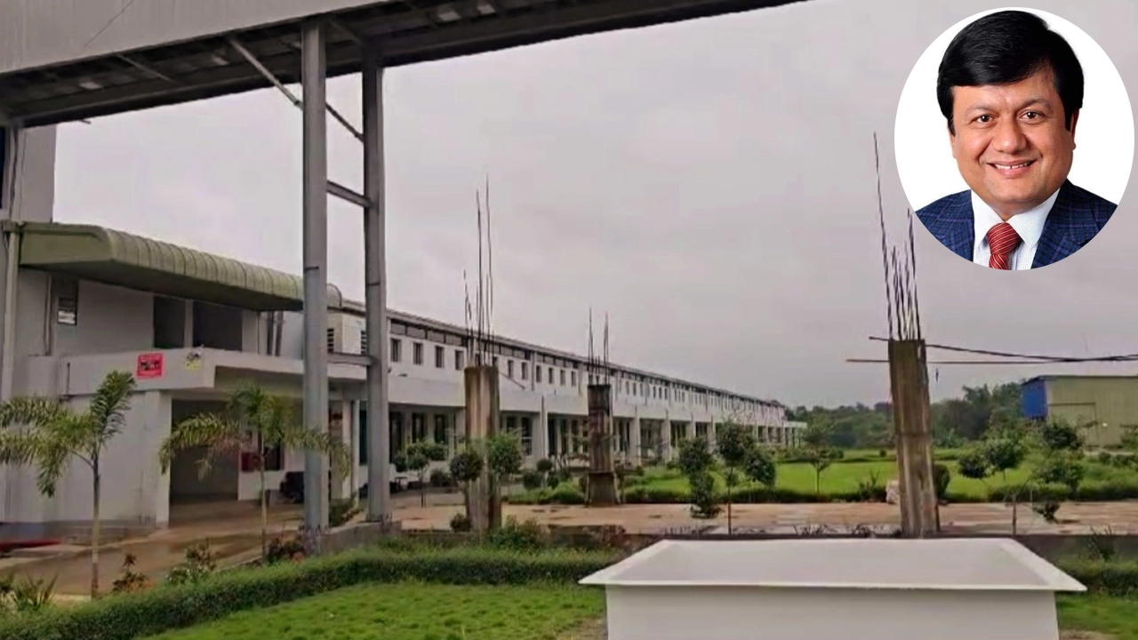 এনবিআর কর্মকর্তা ড. মো. মতিউর রহমানের গ্লোবাল সুজ লিমিটেড কারখানা ও ইনসেটে মতিউর রহমান। ছবি : কালবেলা