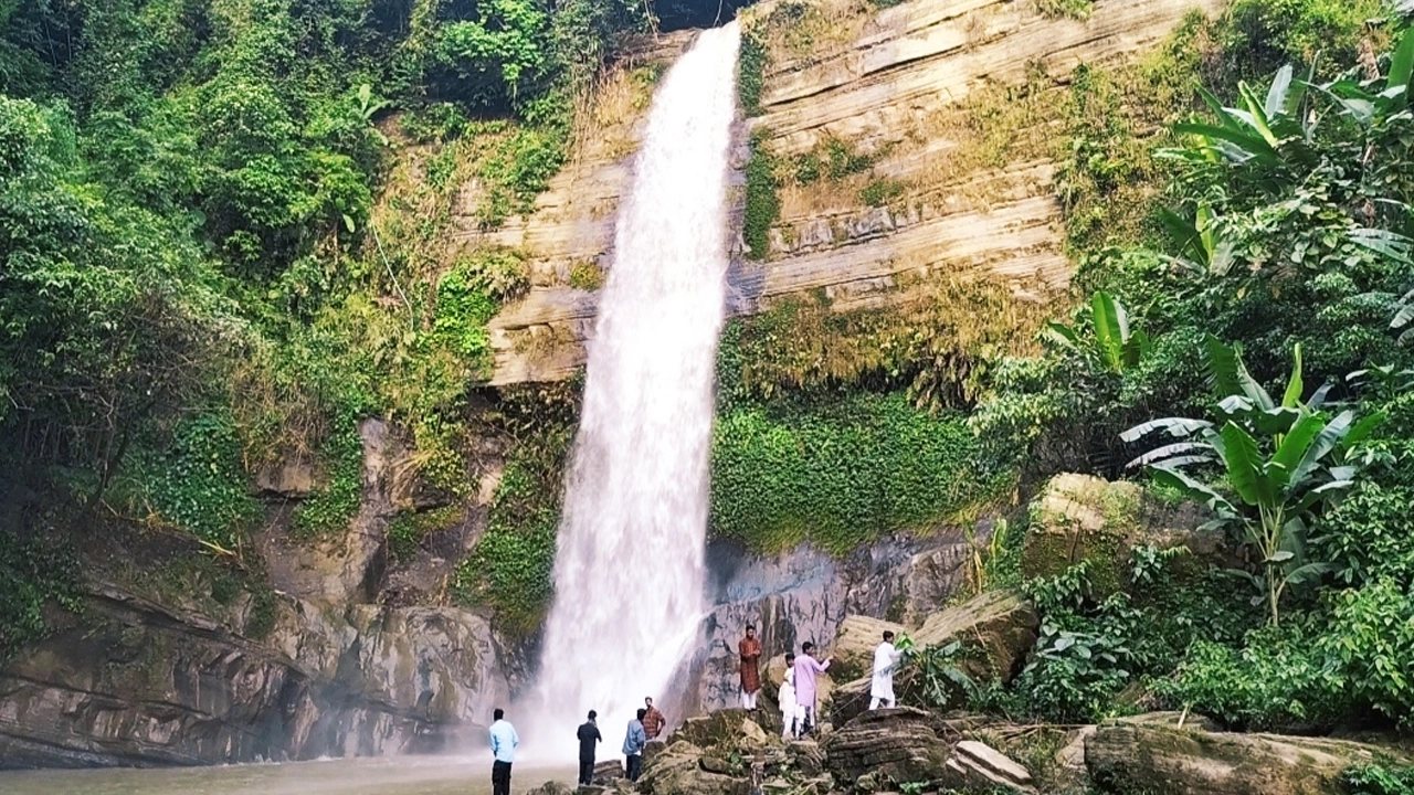 মাধবকুণ্ড জলপ্রপাত। ছবি : কালবেলা