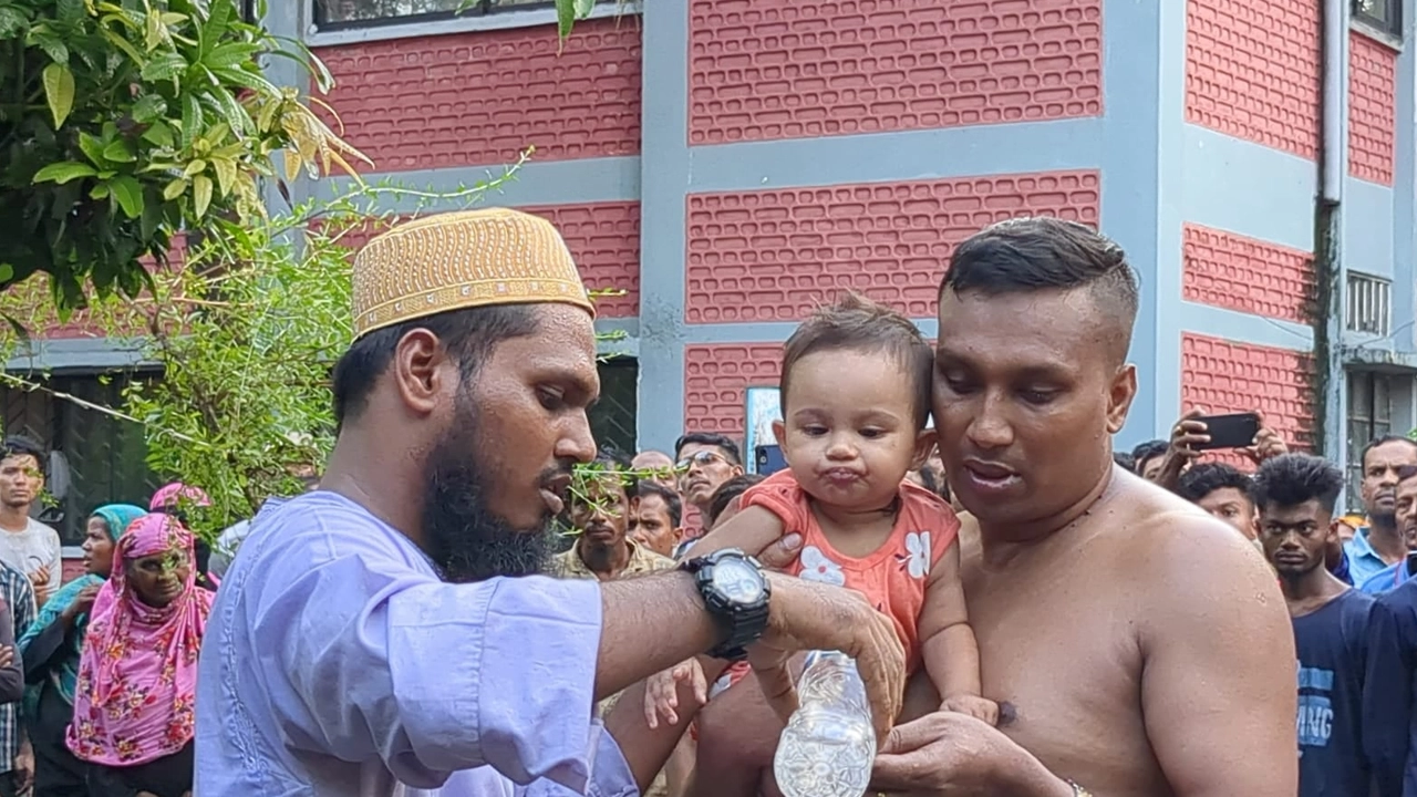 বাবা সোহেল খানের কোলে শিশু সাবরিন। ছবি : কালবেলা