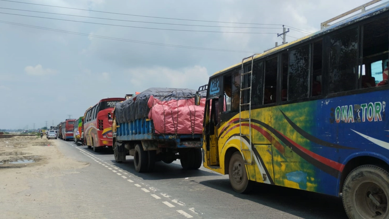 উত্তরের পথে দীর্ঘ যানবাহনের সারি। ছবি : কালবেলা
