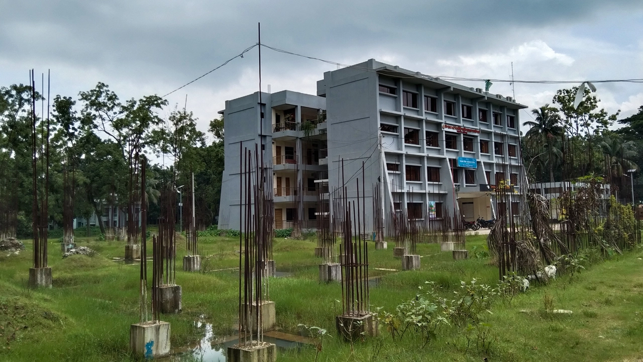 পাঁচ বছরেও মাটি ভেদ করতে পারেনি বাহুবল মডেল মসজিদের নির্মাণকাজ। ছবি : কালবেলা